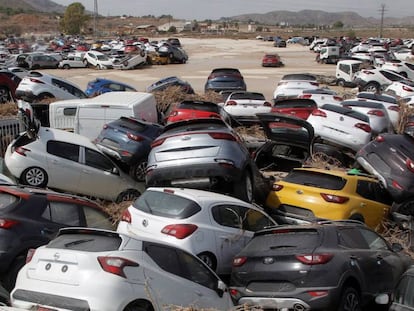 Coches arrastrados por el agua a la entrada de Orihuela (Alicante). En vídeo, Orihuela espera que bajen las aguas.