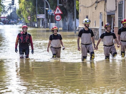 Efectivos de la UME peinan una calle del municipio de Dolores (Alicante) en busca del hombre desaparecido a mediodía del domingo.