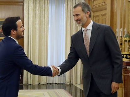 El rey Felipe VI saluda al líder de Izquierda Unida, Alberto Garzón. En vídeo, declaraciones de Garzón.