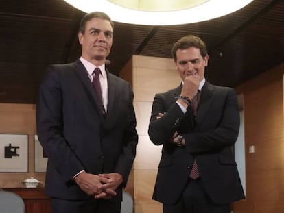 Rivera y Sánchez, en una reunión en el Congreso de los Diputados. En vídeo, declaraciones del presidente del Gobierno en funciones.