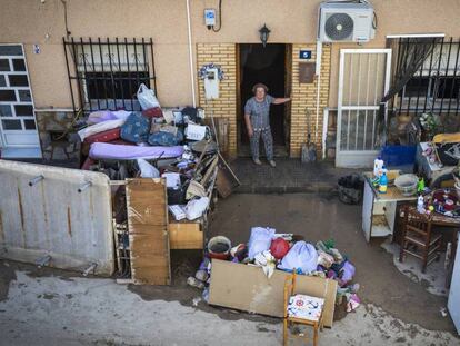 Una mujer, en su casa de la pedanía de La Campaneta, en Orihuela (Alicante). En vídeo, los vecinos de Orihuela vuelven a sus casas para retirar el lodo y evaluar daños.
