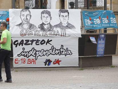 Carteles con los rostros de los tres jóvenes encarcelados por agredir a los guardias civiles en Alsasua (Navarra). En vídeo, explicación de los hechos ocurridos durante la madrugada del 15 de octubre de 2015.