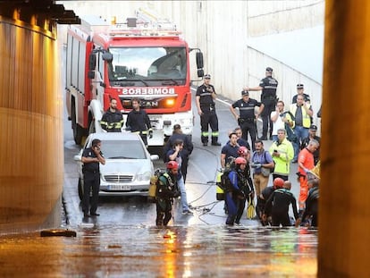 Rescate del cuerpo sin vida del conductor atrapado en un túnel de la capital de Almería. En vídeo, rescate del cuerpo sin vida del conductor fallecido durante el episodio de gota fría.