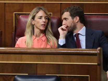 Pablo Casado y Cayetana Álvarez de Toledo, en el Congreso de los Diputados. En vídeo, el intercambio de palabras entre Casado y Sánchez en la sesión de control.