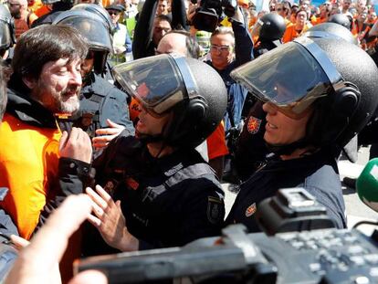 El diputado de Podemos, Rafa Mayoral, en la protesta de los trabajadores de Alcoa de marzo en el Congreso. En vídeo, declaraciones de Yolanda Díaz.