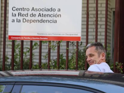 Iñanki Urdangarin, tras realizar el voluntariado en Hogar Orione de Pozuelo de Alarcón, este jueves. En vídeo, la Fiscalía recurre el permiso judicial a Iñaki Urdangarín.