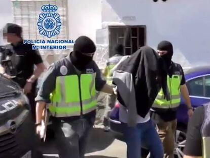 Agentes de la policía durante la detención del supuesto miembro del Estado Islámico, en Algeciras.