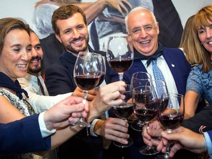 El presidente del PP, Pablo Casado (3i), este sábado en Logroño.