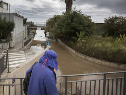 Un paso subterráneo inundado en Cabrera de Mar por las fuertes lluvias. En vídeo, declaraciones del alcalde de Castell-Platja d'Aro. Maurici Jiménez.