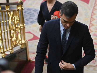 El presidente del Gobierno en funciones, Pedro Sánchez, abandona el Congreso el pasado miércoles. En vídeo, las declaraciones del ministro de Exteriores en funciones sobre el viaje de Sánchez.