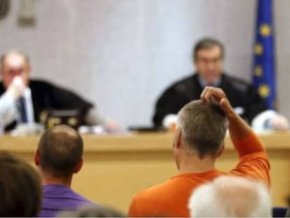 'Txapote', de espaldas y vestido de naranja, durante un juicio en 2012. En vídeo, el exjefe del aparato militar de ETA durante el juicio en la Audiencia Nacional.