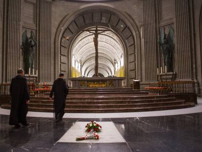 Tumba del dictador Francisco Franco en la parte central del crucero y frente al altar de la Baslíca del Valle de los Caídos. En vídeo, anatomía de una exhumación.