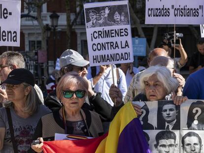 Colectivos en defensa de la memoria histórica, este martes, frente al Tribunal Supremo. En vídeo, 'Anatomía de la exhumación de Franco'.