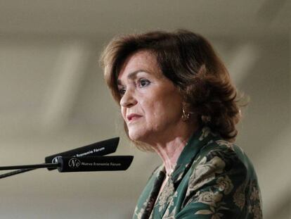 La vicepresidenta del Gobierno en funciones, Carmen Calvo, este lunes en Madrid. En vídeo, declaraciones de Adriana Lastra (PSOE).