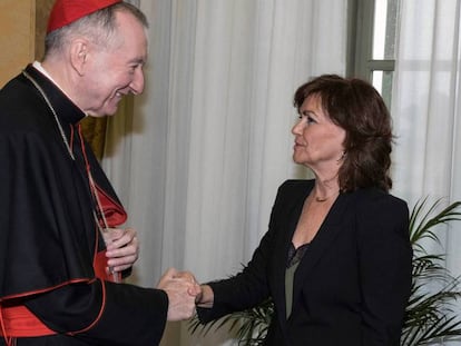 El Secretario de Estado del Vaticano, Pietro Parolin, saluda a la vicepresidenta del Gobierno, Carmen Calvo. En vídeo, reacciones a la decisión del Tribunal Supremo.