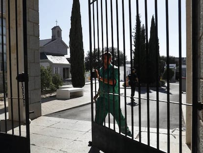 Un operario abre la puerta en el cementerio de Mingorrubio, en El Pardo. En vídeo, Carmen Calvo asegura que el Gobierno exhumará a Franco "muy rápido".