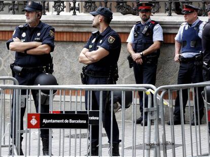 Policías nacionales y 'mossos' protegen la Delegación del Gobierno en Barcelona días antes del referéndum ilegal 1-O. En vídeo, todo lo que pasó el 1-O, resumido en cuatro minutos.