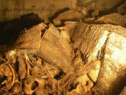 Interior de una de las capillas del Valle de los Caídos, donde el agua ha destruido las cajas y mezclado los restos humanos. En vídeo, Anatomía de la exhumación de Franco.