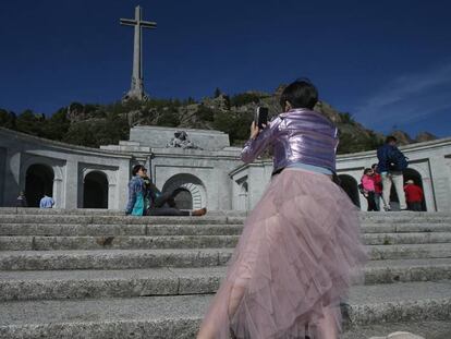 Una visitante se fotografía en el Valle de los Caídos. En vídeo, así logró el Gobierno sacar adelante la exhumación de Franco.