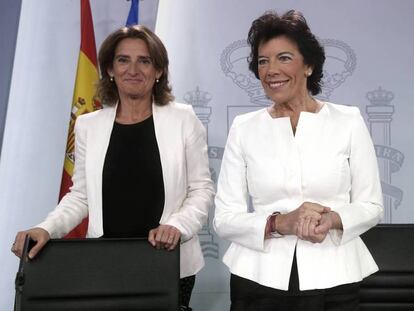 Teresa Ribera (a la izquierda) e Isabel Celaá, este viernes. En vídeo, declaraciones de Celaá.