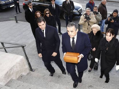 Jaime Martinez-Bordiu (en el centro), Carmen Martinez-Bordiu (a la derecha de la imagen), Luis Alfonso de Borbon (a la izquierda) y Margarita Vargas (detrás de él) en el funeral de Carmen Franco, hija de Francisco Franco, en la Catedral de La Almudena de Madrid el 31 de diciembre de 2017. En vídeo, las claves sobre la exhumación de Franco.