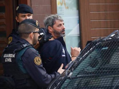 En foto, uno de los detenidos en la operación policial contra los CDR. En vídeo, el secretario general del PP, Teodoro García Egea, recuerda a Sánchez su 'obligación moral' de romper sus pactos con el independentismo.