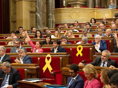 El presidente catalán, Quim Torra, consulta el pasado jueves unos papeles en el Parlament. En vídeo, el Gobierno impugnará las resoluciones del Parlament.