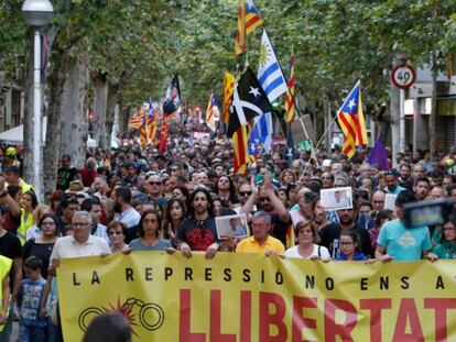 En foto, manifestación en Sabadell (Barcelona) en apoyo a los siete CDR detenidos. En vídeo, manifestación en Madrid en apoyo a los siete CDR detenidos.