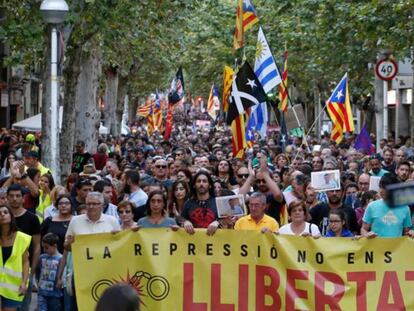 En foto, manifestación en Sabadell (Barcelona) en apoyo a los siete CDR detenidos. En vídeo, manifestación en Madrid en apoyo a los siete CDR detenidos.