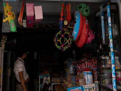 Una tienda 24 horas afectada por el apagón en el centro de Santa Cruz de Tenerife. En vídeo, la isla recupera la vida después de casi nueve horas sin luz.