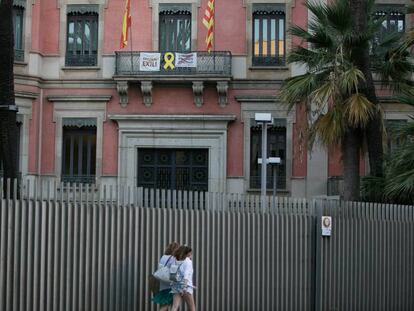 Motivos independentistas en la Consejería de Interior, en Barcelona.