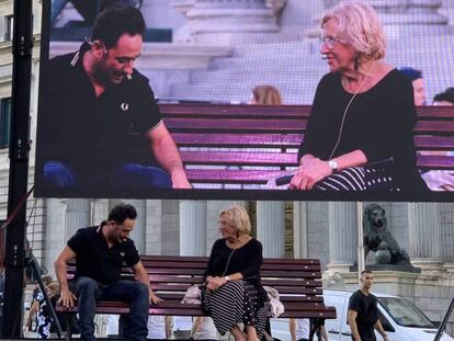 El director de cine Juan Antonio Bayona y la exalcaldesa de Madrid Manuela Carmena, durante la presentación de la campaña España Global, el 12 de septiembre en Madrid.