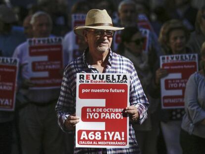 Concentración este viernes contra la despoblación del mundo rural en la plaza del Torico en Teruel. En vídeo, la España vacía alza la voz.