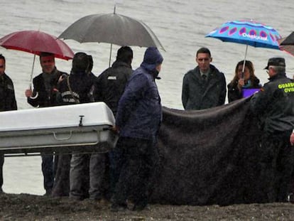 El momento del levantamiento de un cadáver en la playa del Tarajal tras la tragedia en la que murieron 14 personas en 2014. En vídeo, el testimonio de un superviviente del Tarajal.