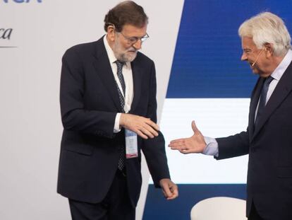 En la imagen, Mariano Rajoy y Felipe González, este viernes. En vídeo, encuentro entre González y Mariano Rajoy en el Foro La Toja.