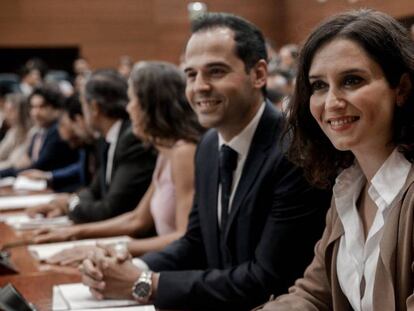 Ignacio Aguado e Isabel Díaz Ayuso, antes del inicio del pleno.