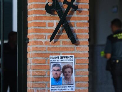 Cartel con los rostros de la mujer desaparcida en Carmona y su hijo. En vídeo, crónica sobre la desaparición.