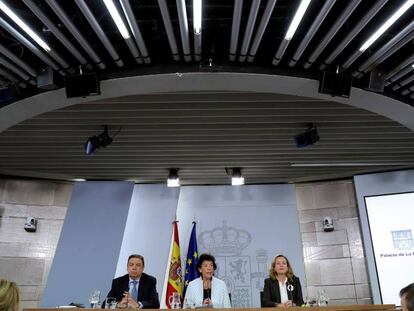 La ministra portavoz en funciones Isabel Celaá; el ministro de Agricultura, Lluis Planas, y la ministra de Economía, Nadia Calviño, durante la rueda prensa celebrada tras el Consejo de Ministros.