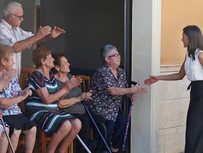 La reina Letizia, durante su visita a Orihuela. En vídeo, imágenes de los monarcas en la localidad.