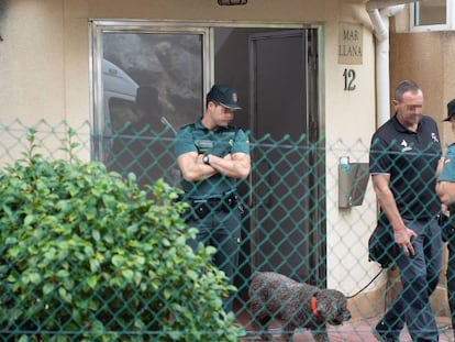 Agentes de la Guardia Civil registran la vivienda de Castro Urdiales donde vivía la mujer detenida. En vídeo, testimonio de los vecinos.