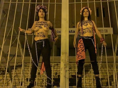 Activistas de Femen encadenadas en Vistalegre.