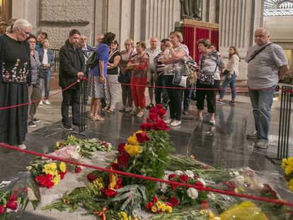 Un grupo de visitantes junto a la tumba de Franco. En vídeo, las claves del proceso de exhumación de los restos del dictador.