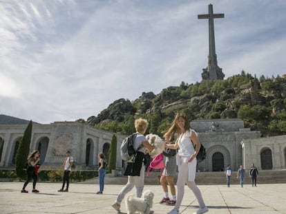 Visitantes en el Valle de los Caídos, el pasado domingo. En vídeo, 'Anatomía de la exhumación de Franco'.