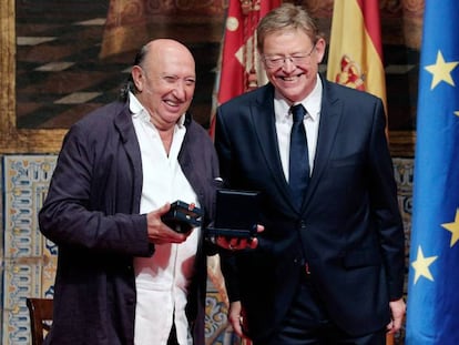 El president de La Generalitat, Ximo Puig (d) entrega al diseñador Francis Montesinos, la Alta Distinción de la Generalitat Valenciana durante el acto institucional del 9 d'Octubre, Día de la Comunidad Valenciana.