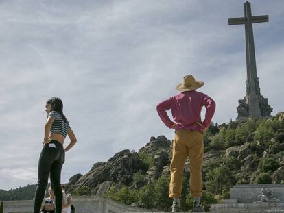 Varios turistas pasean por el exterior del Valle de los Caídos. En vídeo, 'Anatomía de la exhumación de Franco'.