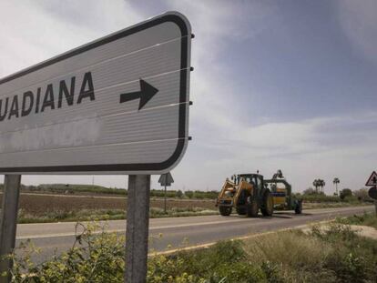 Cartel que indica la entrada a Guadiana del Caudillo. En vídeo, momento de la retirada del escudo franquista de la casa consistorial.