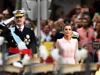 Los reyes, durante el desfile. En vídeo, fragmento del desfile.