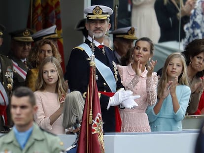 Los Reyes, junto a la princesa e infanta, durante el desfile. En vídeo, los momentos más destacados del desfile.