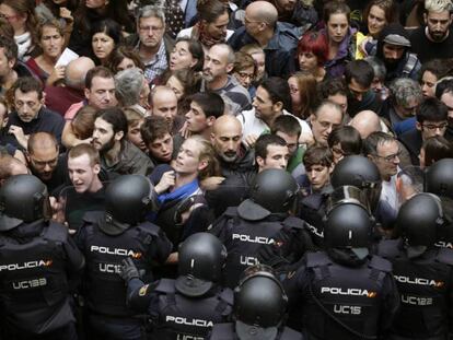 Agentes antidisturbios de la Policía Nacional forman un cordón de seguridad en los alrededores del colegio Ramón Llull de Barcelona el 1 de octubre de 2017. En vídeo, las claves de la sentencia.