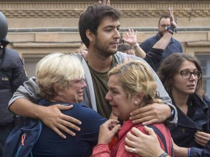 Dos mujeres lloran en el exterior del instituto Can Vilumara de L'Hospitalet de Llobregat ante el despliegue policial, el 1 de octubre de 2017. En vídeo, las leyes de desconexión fueron un "señuelo ilusorio".